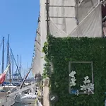 Joivy Exclusive Seaview Flat For 4, In Central Genoa